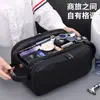 Elegante y práctica bolsa de aseo para hombre para viajes de negocios, con compartimentos multifuncionales, material impermeable y un asa conveniente para facilitar su transporte.