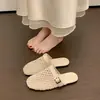Nuevas sandalias tejidas de suela plana caladas para mujer, sandalias de punta cerrada de nicho para uso en exteriores, zapatos transpirables de verano 2026 malla