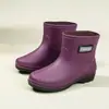 Versión coreana de botas de lluvia cortas para mujer, botas de lluvia antideslizantes para mujer, zapatos impermeables de moda para mujer, venta al por mayor, zapatos de goma de suela gruesa para adultos, fábrica de cubrezapatos