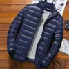 2023 Nueva Chaqueta de Invierno Ligera de Pluma y Algodón Acolchada de Algodón para Hombre Corta con Cuello Vertical Estilo Coreano Ajustada Ultradelgada Chaqueta Abrigo Talla Grande