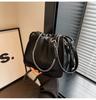 Bolso Pequeño de Mano con Cadena de Moda para Mujer, Nuevo Bolso Casual de Cubo Plisado Verano 2025, Bolso Mensajero Elegante Casual