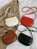 Bolsa Cruzada de Hombro de Moda Nueva Verano 2024 Casual Simple Bolsa de Concha de Presión Bolso de Silla Retro para Viajes