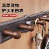 Perchero de pared hecho de madera de nogal, no requiere taladro, para colgar ropa y guardar artículos en la entrada o el baño; una fila de ganchos, disponible para envío directo