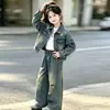 Conjunto de Roupa Jeans Rasgado Estilo Coreano para Mulheres Primavera e Outono 2026 Novo Estilo Fashionável Estiloso para Crianças Meninas Grandes Conjunto de Duas Peças