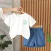 Traje de Verano para Niño 2025 Nuevo Traje Casual de Verano para Niños con Estampado a Color Inglés de Dos Piezas de Manga Corta a la Moda