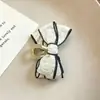 Nuevo pasador de pelo para mujer 2026, pinza de garra elegante para la parte trasera de la cabeza, pinza de tiburón de alta gama, pequeño accesorio para el pelo de lazo blanco y negro estilo Chanel