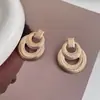 Brincos de estilo metálico de luxo leve europeu e americano, personalidade simples, brincos femininos retrô de flor, pérola, vazados, coração