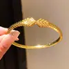 Pulsera de Zirconia con Patrón de Flecha Chapada en Oro Real de 18 Quilates Moda Europea y Americana Transfronteriza Pulsera de Lujo Ligero Tacto de Alta Gama Joyería de Mano