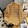 Camisa xadrez amarela de manga comprida para homens, pura estação 2026 novo design, jaqueta camisa estilo Hong Kong retrô solta de nicho