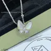 Collar de Cuatro Hojas Rosa de Nácar con Mariposa de Alta Gama para Mujer, Cadena para Clavícula, Oro V, Regalo para Novia o Mejor Amiga, Diseño de Nicho de Lujo Ligero