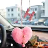 Coração de Pelúcia com Alfabeto Argila Acessórios para Interior de Carro Pingente para Mulheres, Ornamento de Pendurar Espelho Retrovisor de Carro com Strass