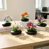 Flores artificiais de jasmim dourado em vaso de pedras para decoração de varanda de casa, flores falsas em um pequeno ornamento de bonsai plano