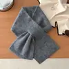 Cachecol pequeno de tricô macio e aderente para mulheres, outono e inverno, design simples perfurado, aquecedor de pescoço quente, temperamento versátil, cachecol de proteção para o pescoço de nicho