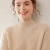 Coleção Bai Cai Rong 2026: Suéter de cashmere premium com gola semi-alta em padrão losango, um design versátil e uma elegante malha de lã