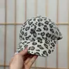 Gorra de béisbol ajustada con estampado de leopardo, personalidad callejera, textura lavada, para mujer, otoño, invierno, versátil, celebridad de internet, reduce la edad, adelgaza la cara, gorra de visera