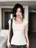 Top de punto estilo coreano con cuello en U combinado con una camiseta blanca de manga corta ajustada para mujer, estilo fino de verano con pequeñas mangas acampanadas