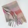 Bufanda a cuadros degradados bestseller transfronteriza para mujer, calentador de cuello engrosado para otoño e invierno, chal grande, doble uso, disponible directamente de fábrica, pedidos personalizados disponibles