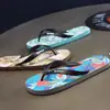 Chanclas de verano nuevas para hombre, chanclas de goma antideslizantes estilo coreano de moda, sandalias de dedo para playa para estudiantes