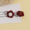 Otoño e Invierno ins aretes de botón de terciopelo burdeos perla flor pequeña de moda lujo ligero simple moda aretes para mujer que combinan con todo
