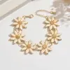 Pulsera tejida a mano de flor de rafia transfronteriza europea y americana, simple y elegante, estilo vacacional, accesorio de mujer moderno y dulce