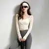 Conjunto de yoga estilo coreano para mujer: un conjunto de dos piezas que incluye un top de manga larga con diseño cruzado y un pantalón de yoga de cintura alta con control de abdomen para un ajuste cómodo y sensación de segunda piel, perfecto para ropa de fitness