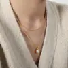 Francés Nuevo Transfronterizo Retro Lujo Ligero Diseño de Nicho Concha Marina Blanca Acero de Titanio Chapado en Oro Colgante Collar de Cadena para Clavícula Joyería