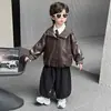 Jaqueta de Couro para Meninos Outono 2026 Novo Estilo Jaqueta de Couro com Capuz Infantil Roupas Xadrez para Bebê Menino Bonito