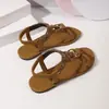 Sandalias planas de estilo bohemio transfronterizas para mujer, con adornos retro tallados, tiras elásticas en el talón y un diseño de inspiración étnica, perfectas para la playa