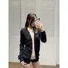 Chegou. Top justo de camadas para outono, com design falso de duas peças em color blocking e cardigã de tricô falso em lã