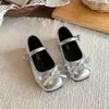 Sapatos de salto único para meninas para primavera e outono, estilosos e respiráveis, sola macia, sapatos de princesa infantis 2026, novos sapatos Mary Jane de couro rasos