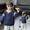 Colección de primavera y otoño para niños: Nuevo estilo de otoño 2026, sudadera de cuello redondo de moda y genial bordada con letras, top base de estilo callejero, ropa para niños