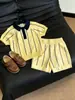 Ropa Infantil Coreana 2026 Verano Nuevo Estilo Conjunto de Punto Rayado Amarillo Camisa de Punto de Manga Corta con Cuello Polo y Pantalones Cortos para Niños