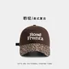 Boné de Baseball Estilo Retrô Americano com Bordado de Letras e Estampa de Leopardo para Homens e Mulheres, Marca de Nicho Tendência, Versátil e Estiloso, Chapéu Bico de Pato Emagrecedor