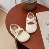 Sapatos Mary Jane de Princesa Versáteis da Moda Infantil 2026 Primavera/Verão Novos Sapatos Pequenos de Couro Vazados Fechados no Dedo Estilo Retrô para Meninas