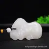 Ornamento de Mão Pixiu de Jade Branco Imitação de Jade Hetian Feito de Material Mongol, Peça de Mão do Deus da Riqueza, Escultura em Jade para Venda no Atacado para Fontes de Transmissão ao Vivo