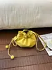 Bolso de cubo con cordón de diseño de nicho moderno transfronterizo para mujer, nuevo bolso de la suerte de nicho versión coreana, bolso de hombro y cruzado de moda
