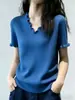 Top de malha rendada azul minimalista com decote V para mulheres, novo estilo de verão 2026, de manga curta, caimento solto, versátil e elegante