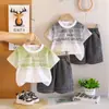 Ropa Nueva para Niños Estilo Ropa de Trabajo para Niños Pequeños, Lista para el Verano, Conjunto de Dos Piezas de Manga Corta con Letras Degradadas, Venta al por Menor de una Pieza