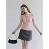 Camiseta rosa de manga larga con cuello de media apertura y botones de cuerno para mujer, nueva colección principios de otoño 2026, dulce y ajustada, top corto con diseño de hombro estructurado
