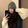 Gorro de Lana Cálido con Letra Tejida para Mujer 2024 Nuevo Otoño e Invierno Versátil Protección para las Orejas Contra el Frío y Pequeño Gorro Frío que Resalta el Rostro para Hombres y Mujeres