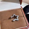 Puños de Oreja de Estrella Completamente Incrustados de Diamantes de Lujo Ligero con Diseño Único, Pendientes de Estrella de Cinco Puntas, Modernos y Versátiles para el Viaje Diario, Accesorios de Oreja Elegantes y de Gama Alta