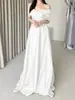 Vestido de novia ligero estilo francés, estilo Hepburn, satén con hombros descubiertos, tema de estudio simple, minivestido para sesión de fotos de viaje al aire libre, vestido de novia ligero para mujer