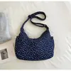 Bolso de lona con lunares estilo coreano para mujer, bolso cruzado de un solo hombro, bolso tipo dumpling de media luna, aspecto de alta gama, fresco y elegante para principios de primavera, bolso para el día a día