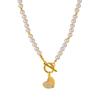Collar con colgante de corazón de perlas naturales chapado en oro con diamantes y hebilla Ot, resistente a la decoloración, versátil y de alta gama para mujer.