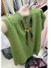 Moda Verão 2026 Blusa Tricô Vazado Gola V Francesa para Mulheres Estilo Fino Decoração de Lenço de Seda Emagrecedora Rejuvenescedora Simples