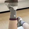 Meias Gato Kt Estilo Coreano para Mulheres, Meias de Cano Médio com Bloqueio de Cor Gato Letra em Poliéster-Algodão de Desenho Animado Japonês, Meias Folgadas Doces de Nicho