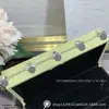 Pulseira Fina de Flor em V com Trevo de Quatro Folhas Banhada a Ouro com Cinco Flores, Espessamente Banhada a Ouro 18K, Trevo de Quatro Folhas Natural de Madrepérola Branca Pulseira da Sorte