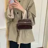 Bolsa feminina versátil estilo coreano com textura para o dia a dia, bolsa transversal quadrada pequena estampada 2026, bolsa de ombro trançada vintage, novo modelo