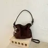 Bolso de Mano Pequeño Retro de Gamuza para Mujer 2026 Nuevo Bolso Cubo Mate de Alta Gama Bolso Cruzado con Textura Otoño/Invierno