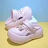 Sapatos com Furos de Cachorrinho Fofo de Solado Grosso Feminino Novo Estilo Verão Outdoor Antiderrapante à Prova de Odor Sapatos de Praia para Litoral Sandálias que Aumentam a Altura